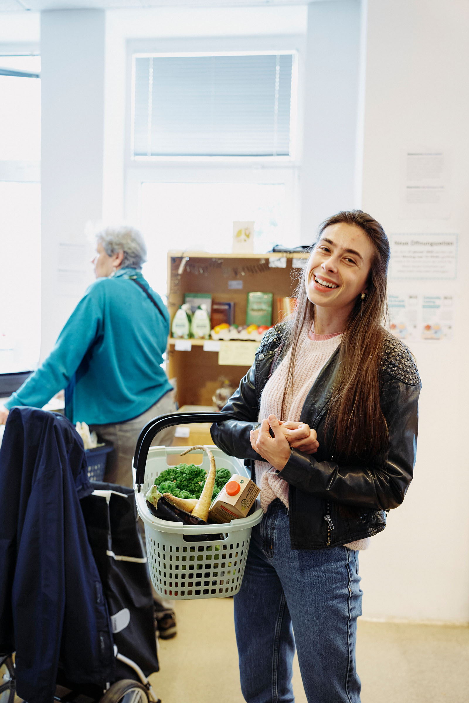 MILA Mitglied beim Einkaufen im MILA Mitmach-Supermarkt. Volles Einkaufskörberl.
